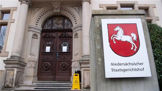 Ein Schild hängt am Eingang des niedersächsischen Staatsgerichtshofes.