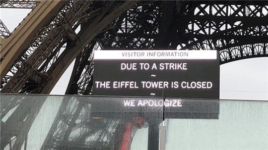 Ein Schild informiert, dass der Eiffelturm wegen Streiks geschlossen ist.