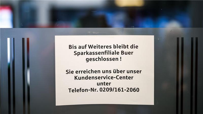 Ein Schild informiert die Kunden der Bank darüber, dass die Filiale bis auf Weiteres geschlossen bleibt.