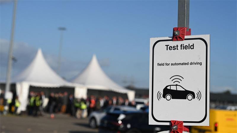 Ein Schild macht auf das autonome Fahren im Emder Hafen aufmerksam. 