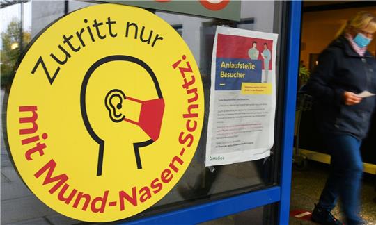 Ein Schild macht auf die Maskenpflicht aufmerksam: «Zutritt nur mit Mund-Nasen-Schutz!».