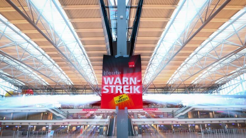 Hamburger Flughafen streicht Donnerstag alle Abflüge Ein Schild mit „Warnstreik“ hängt im Terminal 1 im Flughafen Hamburg.