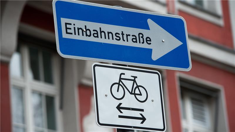 Streitpunkt Verkehrsregeln: Leser fragen - Polizei Stade antwortet Ein Schild mit dem Hinweis, dass Fahrradfahrer die Einbahnstraße in beide Richtungen benutzen dürfen (Symbolbild).