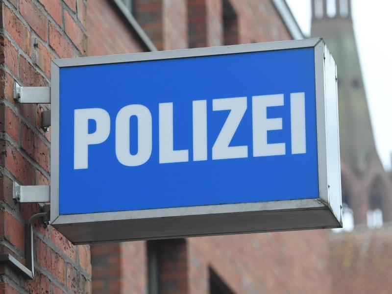 Ein Schild mit dem Schriftzug "Polizei" hängt an einer Polizeiwache. Foto: Stefan Sauer/dpa-Zentralbild/dpa/Symbolbild