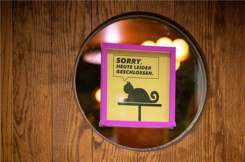 Ein Schild mit dem Text „Sorry, heute leider geschlossen“ hängt an der Tür zur Bar Katze im Schanzenviertel. Foto: Charisius/dpa