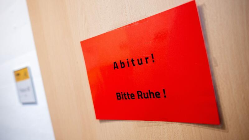 Abi-Prüfungen beginnen erstmals ohne Corona-Erleichterungen Ein Schild mit der Aufschrift „Abitur! Bitte Ruhe!“ hängt an einer Tür.