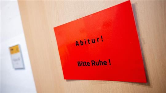 Ein Schild mit der Aufschrift „Abitur! Bitte Ruhe!“ hängt an einer Tür.