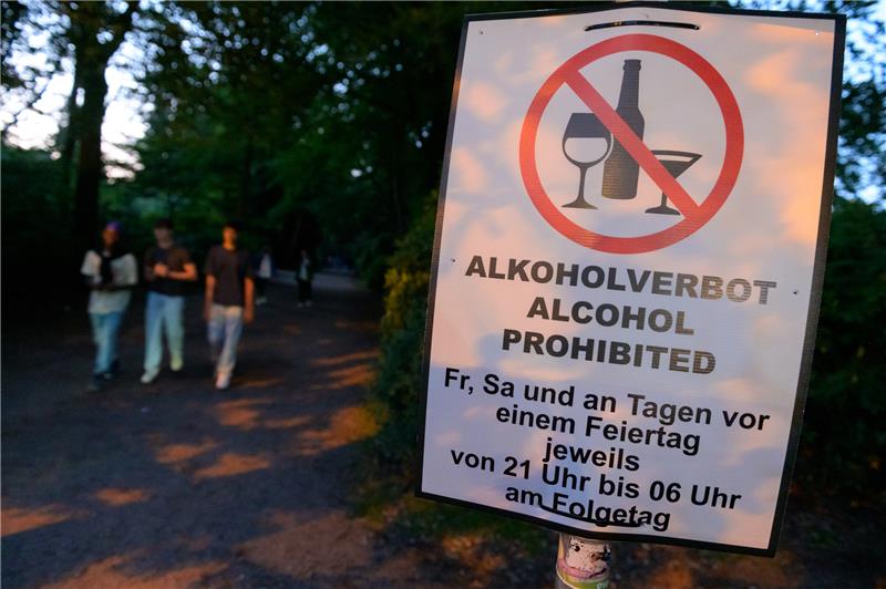 Ein Schild mit der Aufschrift "Alkoholverbot" hängt an einem Zugangsweg zum Hamburger Stadtpark. Dort darf in den Nächten zum Sonnabend und zum Sonntag kein Alkohol mehr getrunken und auch nicht mitgeführt werden. Foto: Jonas Walzberg/dpa