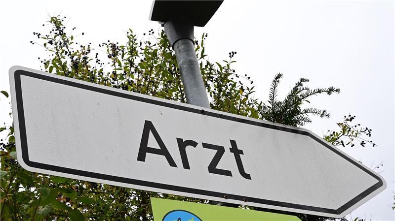 Ein Schild mit der Aufschrift Arzt. Für den Berufsstand gibt es im Juni eine wichtige Veränderung.