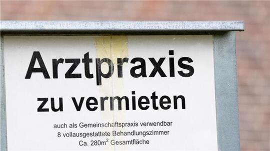 Ein Schild mit der „Aufschrift Arztpraxis zu vermieten“ findet man immer häufiger im Landkreis Cuxhaven. Nun macht eine weitere Landarztpraxis in der Gemeinde Loxstedt dicht.