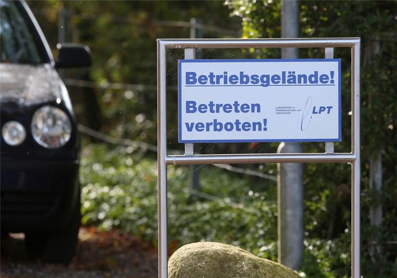 Ein Schild mit der Aufschrift "Betriebsgelände - Betreten verboten" steht am Eingang zu dem Gelände des LPT-Labors in Mienenbüttel. Foto: Bodo Marks/dpa