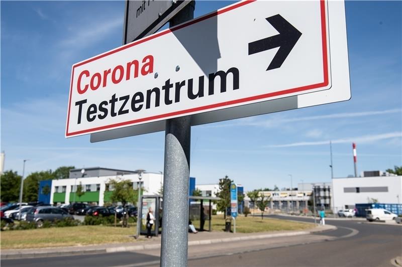 Ein Schild mit der Aufschrift „Corona Testzentrum“ ist an einem Pfosten an der Universitätsmedizin Göttingen zu sehen. Auch im Landkreis Harburg gibt es ab Dienstag wieder ein Testzentrum in Winsen. Foto: dpa