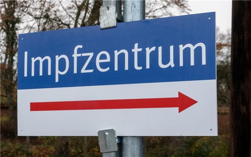 Ein Schild mit der Aufschrift „Impfzentrum“ weist den Weg zu einer Impfstelle. Foto: Markus Scholz/dpa