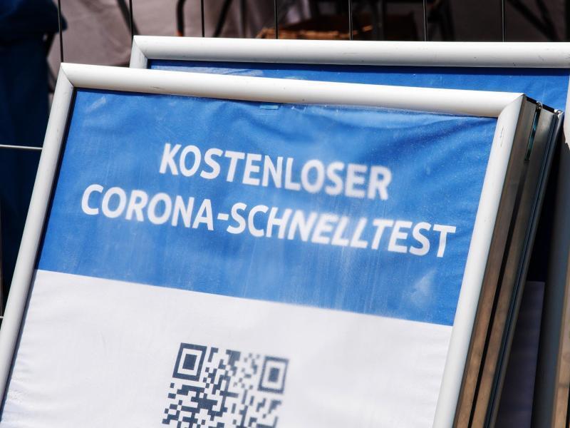 Ein Schild mit der Aufschrift "Kostenloser Corona-Schnelltest" steht vor einem Testzentrum. Die Sieben-Tage-Inzidenz in Deutschland ist laut Robert Koch-Institut (RKI) den zweiten Tag in Folge gestiegen. Foto: Peter Kneffel/dpa