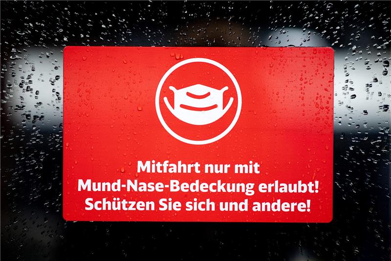Ein Schild mit der Aufschrift „Mitfahrt nur mit Mund-Nase-Bedeckung erlaubt! Schützen Sie sich und andere!“ klebt an der Zugtür eines ICE der Deutschen Bahn (DB) im Hauptbahnhof. Foto: Hauke-Christian Dittrich/dpa