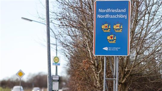 Ein Schild mit der Aufschrift „Nordfriesland“ und der friesischen Variante „Nordfraschlönj“ steht an der Grenzstraße.