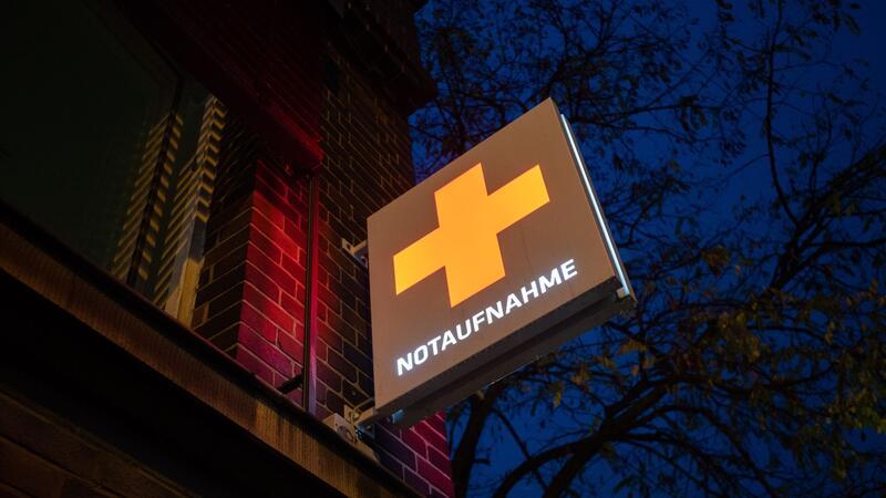 Auto und Lkw stoßen zusammen: Autofahrerin stirbt Ein Schild mit der Aufschrift „Notaufnahme“ hängt an einem Krankenhaus.