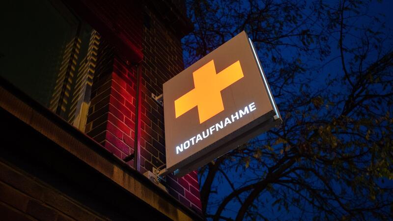 Mann stirbt nach Hunde-Angriff im Krankenhaus Ein Schild mit der Aufschrift „Notaufnahme“ hängt an einem Krankenhaus.