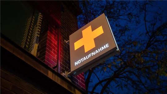 Ein Schild mit der Aufschrift „Notaufnahme“ hängt an einem Krankenhaus.