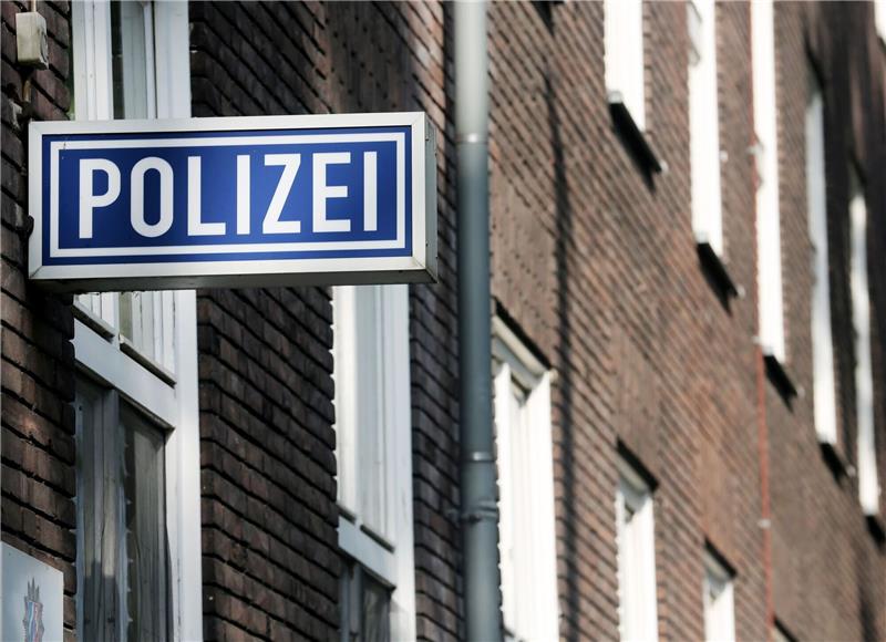Zwei Kioske überfallen: Räuber stellt sich der Polizei Ein Schild mit der Aufschrift "Polizei" hängt an einem Polizeipräsidium.