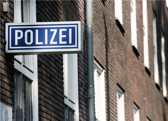 Ein Schild mit der Aufschrift "Polizei" hängt an einem Polizeipräsidium.