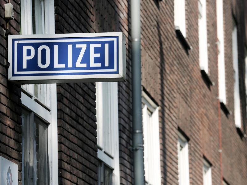Unfallflucht: Unbekannter fährt Schilder auf Verkehrsinsel in Wischhafen um Ein Schild mit der Aufschrift "Polizei" hängt an einem Polizeipräsidium. Foto: Roland Weihrauch/dpa/Symbolbild