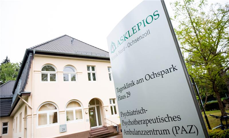 Mehr psychisch Kranke – Ochsenzoll wieder auf dem Weg zur Großklinik Ein Schild mit der Aufschrift «Psychiatrisch-Psychotherapeutisches Ambulanzzentrum» (PAZ) steht am Eingang zur psychiatrischen Klinik der Hamburger Asklepios-Klinik Nord / Ochsenzoll. Foto: Daniel Bockwoldt/dpa