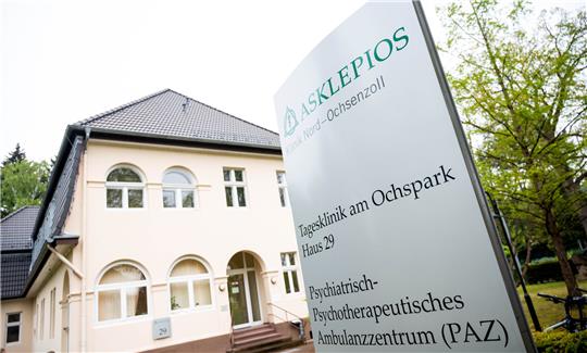 Ein Schild mit der Aufschrift «Psychiatrisch-Psychotherapeutisches Ambulanzzentrum» (PAZ) steht am Eingang zur psychiatrischen Klinik der Hamburger Asklepios-Klinik Nord / Ochsenzoll. Foto: Daniel Bockwoldt/dpa