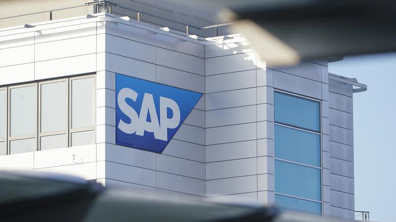 SAP will noch mehr Stellen streichen - bis zu 10.000 Ein Schild mit der Aufschrift «SAP» hängt an einem Gebäude der Konzernzentrale des Softwareunternehmens SAP.