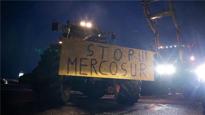 Ein Schild mit der Aufschrift „Stop!!! Mercosur“ ist an einem Traktor in Mecklenburg-Vorpommern befestigt.