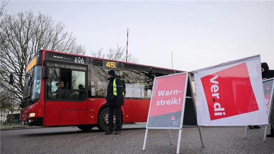 Ein Schild mit der Aufschrift „Warnstreik“ steht am Eingang zu dem Betriebshof des Verkehrsbetriebs Autokraft in Kiel.