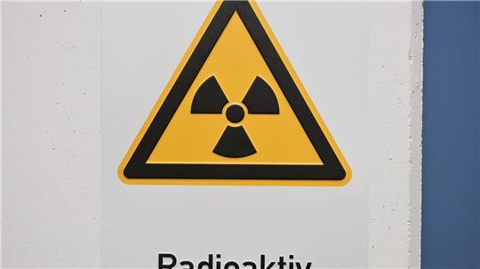 Ein Schild mit der Aufschrift „radioaktiv“ hängt im Labor im Bundesamt für Strahlenschutz .