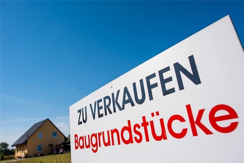 Ein Schild mit der Aufschrift "zu verkaufen - Baugrundstücke" steht auf einem Grundstück. Symbolfoto: Patrick Pleul/dpa-Zentralbild/dpa