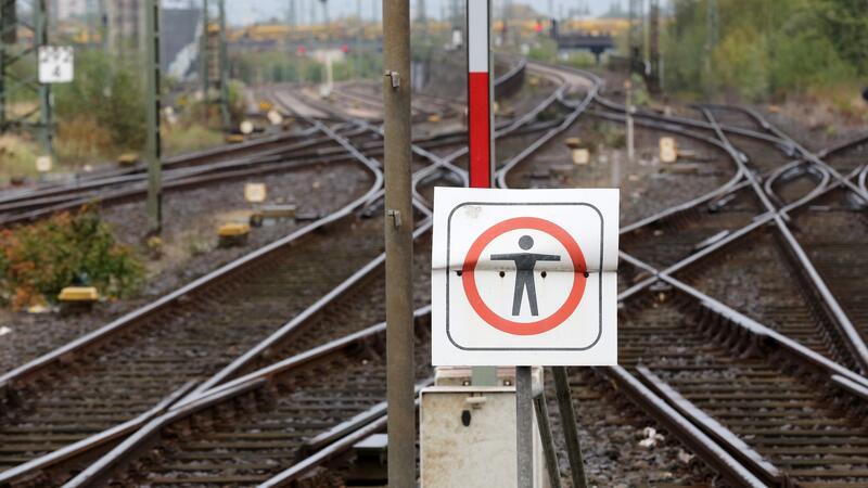 Ein Schild mit einem Symbol für «Nicht betreten» ist vor Gleisanlagen zu sehen (Symbolbild). 