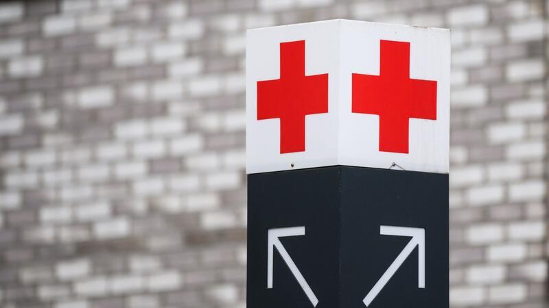 Rund eine Milliarde Euro zusätzlich für Krankenhäuser Ein Schild mit einem roten Kreuz weist den Weg zur Notaufnahme des KRH Klinikum Region Hannover Klinikum Siloah.