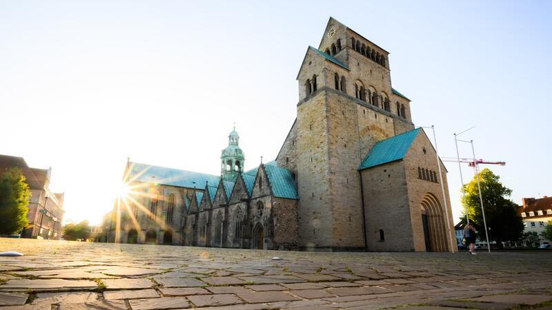 Ein Schild soll am Hildesheimer Dom künftig über die Vorwürfe gegen den verstorbenen Bischof Janssen informieren. (Archivbild)