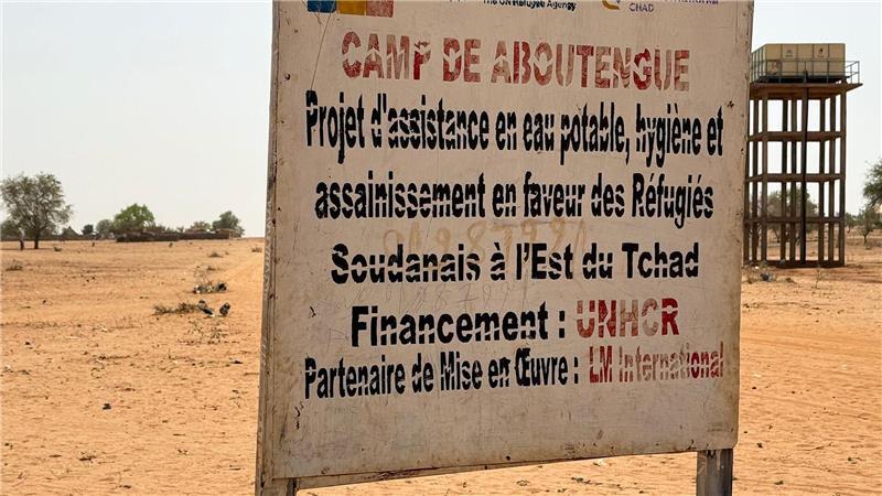 Ein Schild steht am Eingang des Flüchtlingslagers Aboutengé.