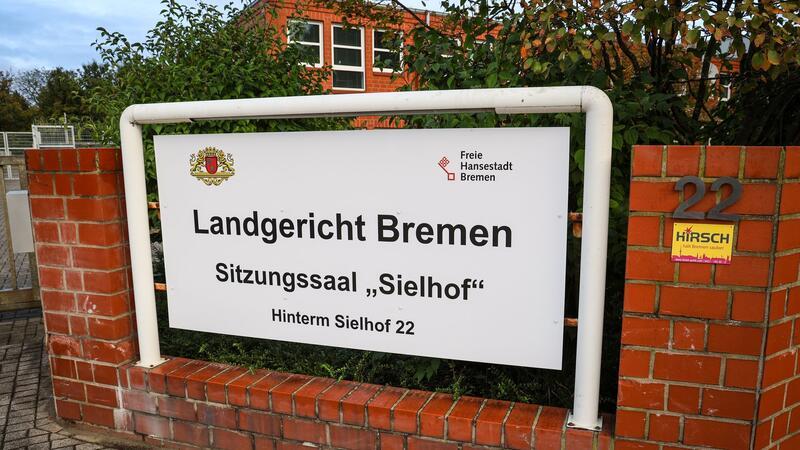 Ein Schild steht vor dem externen Sitzungssaal des Landgerichts Bremen.