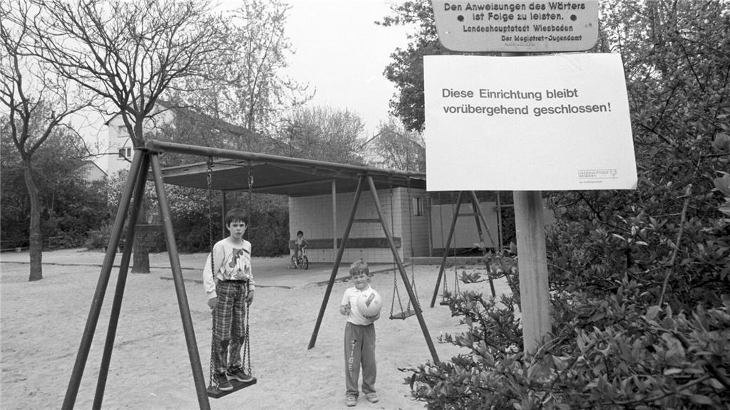 Ein Schild warnt in Wiesbaden vor der Nutzung eines Spielplatzes (Aufnahme vom 0...