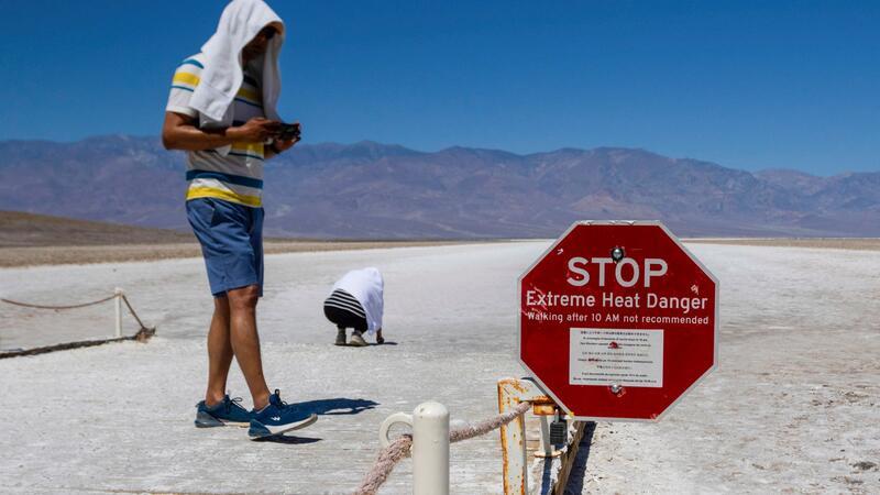 Heißester Ort der Welt: Lebensgefahr im Death Valley Ein Schild warnt vor der extremen Temperatur am heißesten Ort der Welt.