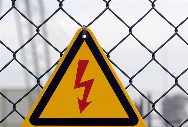 Ein Schild warnt vor gefährlicher elektrischer Spannung. Genau die ist aber nicht vorhanden, als es am Sonntag in Teilen Langelsheims wegen Kurzschlüssen zu Stromausfällen kommt.