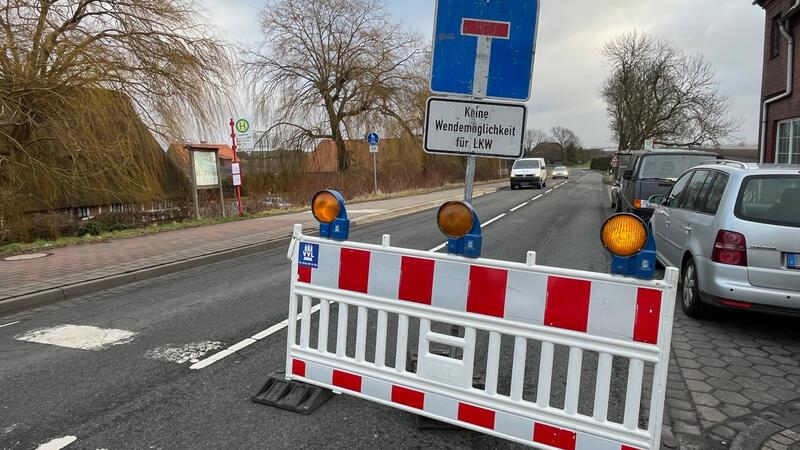 Tagelange Sperrung: Nincoper Straße wird aufgestemmt Ein Schild weist Autofahrer auf die Baustelle in Neuenfelde hin - und Lkw-Fahrer auf fehlende Wendemöglichkeiten.