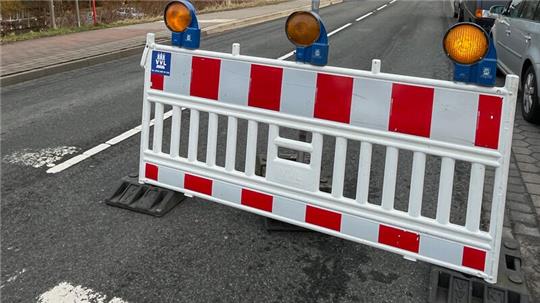 Ein Schild weist Autofahrer auf die Baustelle in Neuenfelde hin - und Lkw-Fahrer auf fehlende Wendemöglichkeiten.