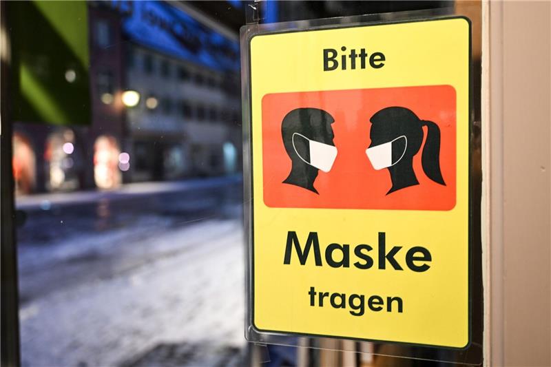 Vorbereitung für Corona-Herbst: Regelungen zu Maskenpflicht in Sicht Ein Schild weist am Eingang eines Ladens auf die Maskenpflicht hin.