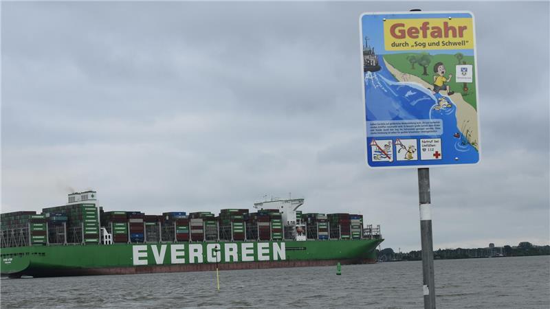 Ein Schild weist am Elbstrand auf die Gefahren von Sog und Wellenschlag hin.