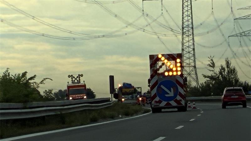 Fahrerflucht nach A26-Unfall: SUV drängt Skoda in Leitplanke Ein Schild weist an der A26 auf Bauarbeiten hin. Eine Spur ist gesperrt.