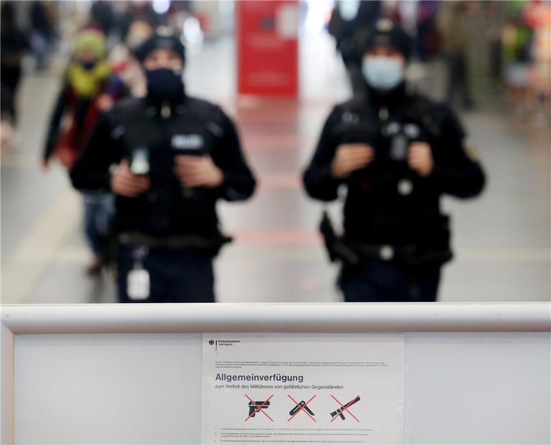 Ein Schild weist an einem Bahnhof auf eine Waffenverbotszone hin. So eine gilt auch am Hauptbahnhof Hamburg. Am Wochenende gab es mehrere Verstöße (Symbolbild). Foto: Roland Weihrauch/dpa