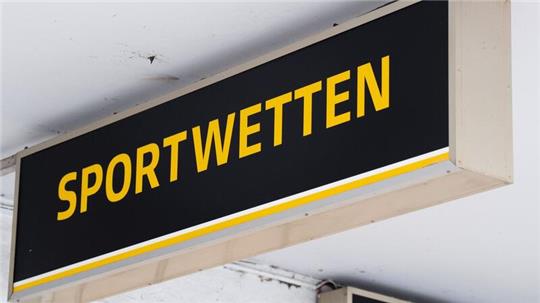 Ein Schild weist auf Sportwetten-Angebote hin.
