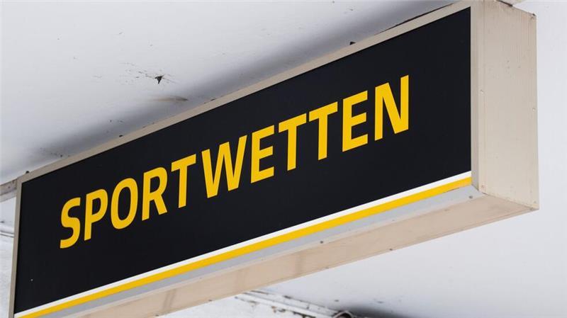 Glücksspielsucht: So gefährlich können Sportwetten sein Ein Schild weist auf Sportwetten-Angebote hin.