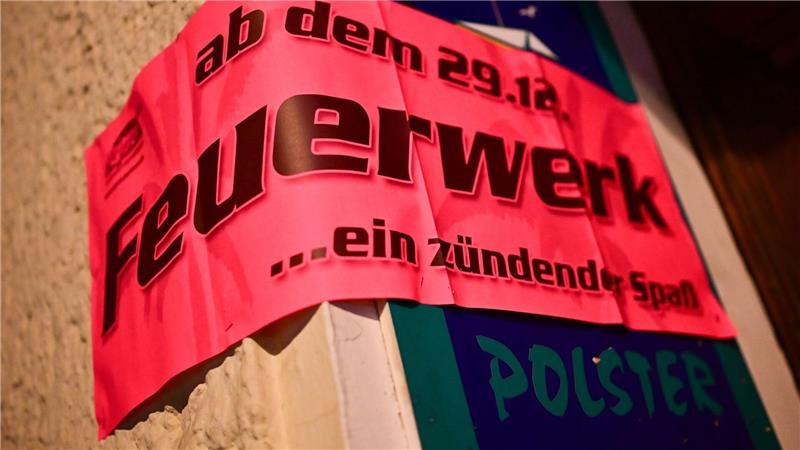 Ein Schild weist auf den Verkaufsstart von Silvesterfeuerwerk hin.